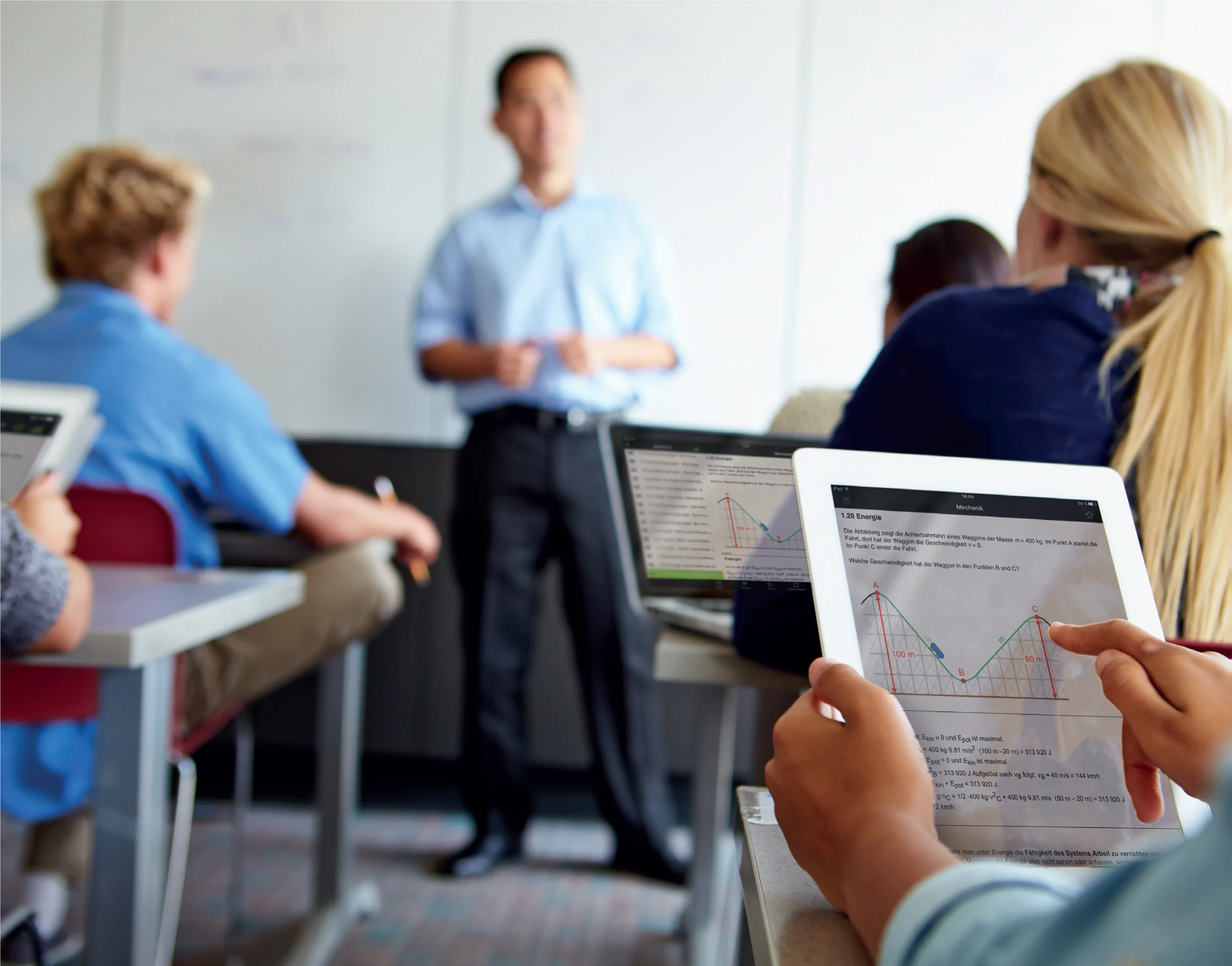 Schüler:innen lernen mit Brainyoo am Tablet und Laptop im Klassenzimmer.